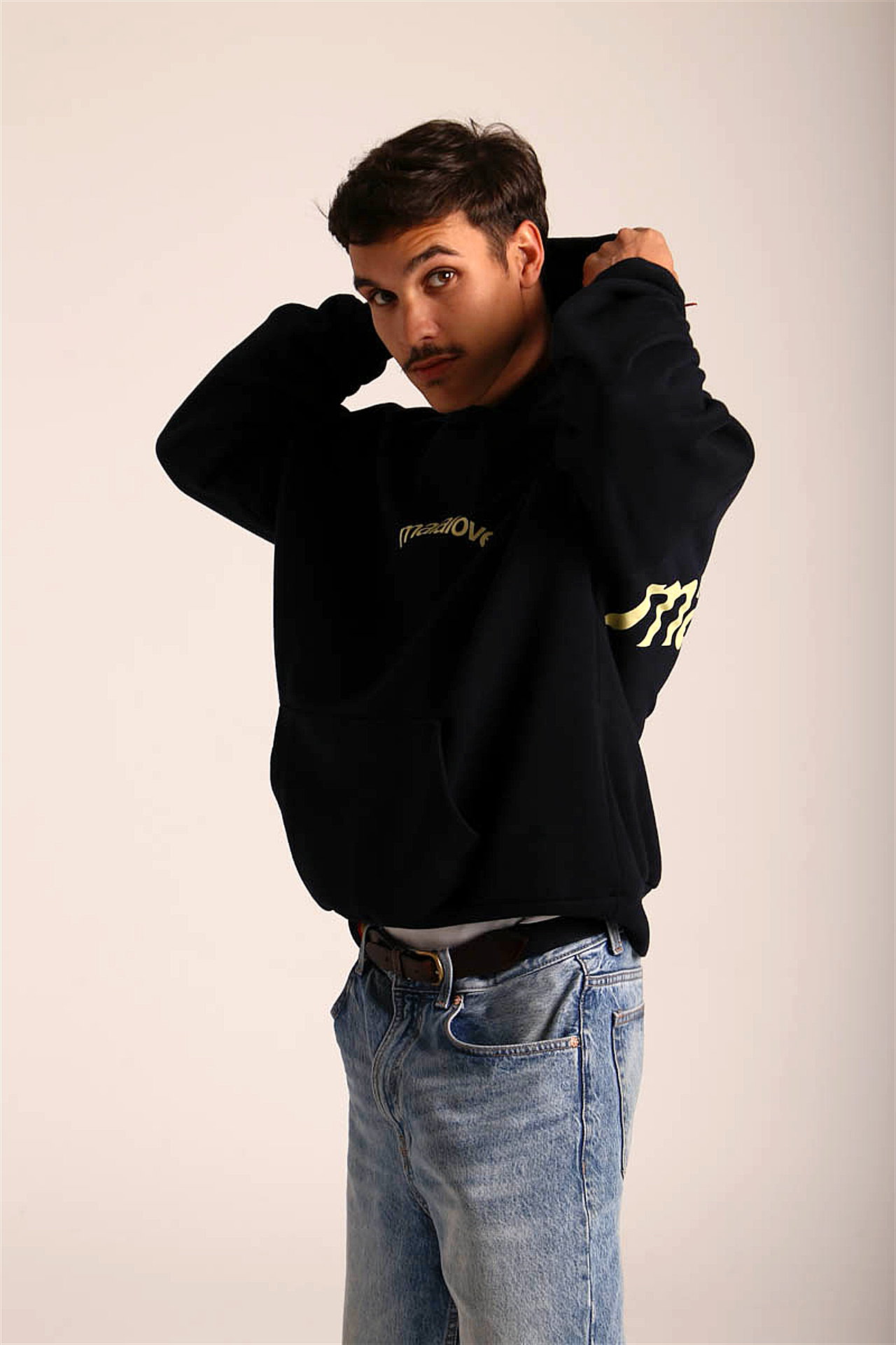 Icónica Sudadera con Capucha Azul Marino y Amarillo